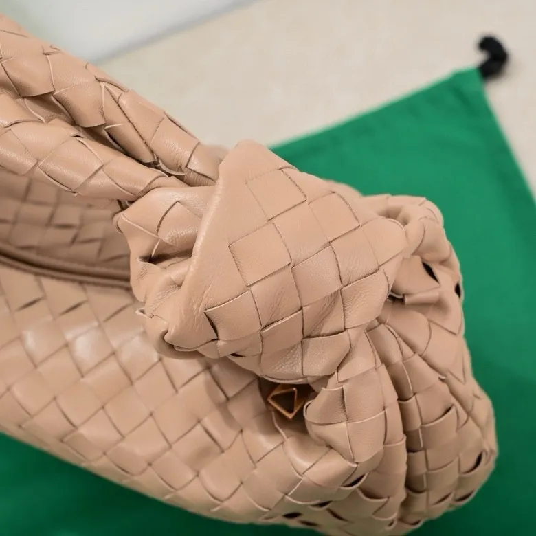 Batch 1860 large Jodie handbag, new arrival in early spring#, cool style, retro style, full of vitality, free and easy, distinctive personality brings multi-layered charm to daily wardrobe~ 🔝The soft and flowing fabric conveys a soft touch# A relaxed and comfortable feeling is newly interpreted in the silhouette· Croissant woven sheepskin Size: width 40 height 48 thickness 16 [6698#]